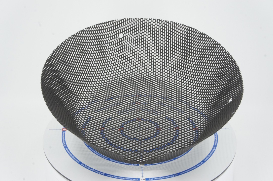 Intake grille made of deep-drawn perforated plate 002 Ansauggitter_2400.jpg